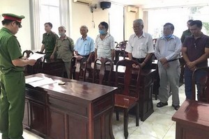 執法警員向6名涉案嫌犯宣讀逮捕令。（圖源：VTC）
