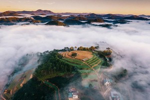清晨雲霧繞在涼寨盆地上。