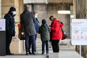 4月9日，在德國首都柏林新博物館的入口，工作人員檢查參觀者的新冠病毒檢測陰性證明。（圖源：新華社）