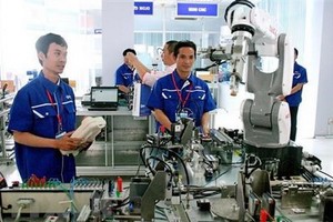 實習生在市高科技園區所屬先進自動化車間進行實習。（圖源：越通社）