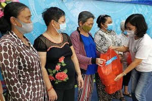 第六坊婦女會春節關照當地貧困婦女。