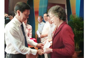 市委宣教處副主任阮壽傳向優秀文藝工作者獎勵。