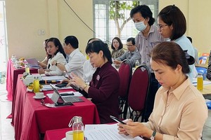 平盛郡領導嘗試在智能手機申報健康電子卷宗。