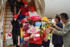 首批乘搭越捷航空新航線的乘客抵達富國島。（圖源：Vietjet）
