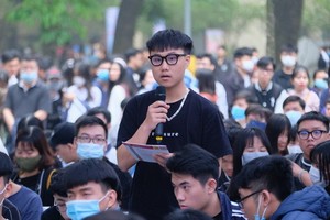 一名高中生在盛會上向主辦單位提問。（圖源：南陳）