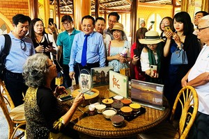 Famtrip團前往參觀新景區長山行業村。（圖源：慶和報）