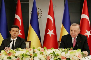 土耳其總統埃爾多安（右）與烏克蘭總統澤連斯基4月10日在土耳其伊斯坦布爾共同會見記者。 （圖源：路透社）