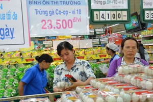 消費者在超市購買平抑物價產品。