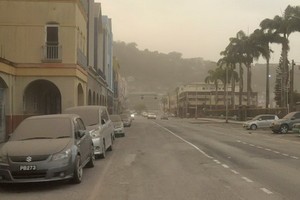 拉丁美洲加勒比海島國聖文森特和格林納丁斯的蘇弗里耶爾火山9日噴發，大量火山灰飄落，當地房屋、汽車和道路覆蓋著一層灰燼。（圖源：推特）