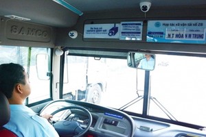 圖為一輛設有監控器的客車。（圖源：世宇）