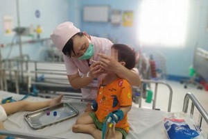 在本市第一兒童醫院感染-神經科接受治療的手足口病患兒。