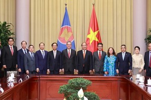 國家主席阮春福與各大使合影。（圖源：越通社）