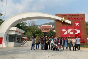 越華畫家參觀安江省歷史遺跡。
