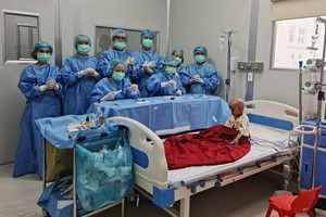 手術成功後的醫療團隊及病童。（圖源：院方提供）