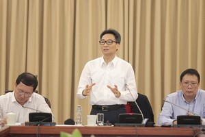 政府副總理武德膽（中）在會議上發言。（圖源：T.L）