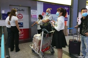 乘客在等電梯上停車樓搭乘網約車。（圖源：明軍）