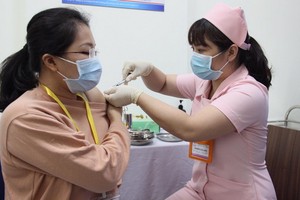 醫護人員接種疫苗。（圖源：楊海）