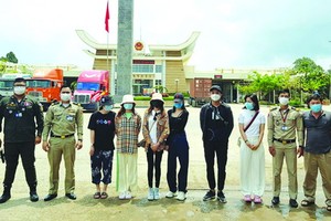 從國外接回６名新冠治癒公民