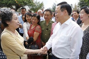 國會主席王廷惠與選民交談。（圖源：越通社）