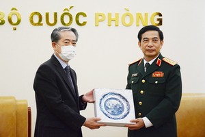 國防部長潘文江上將（右）向中國駐越南特命全權大使熊波贈送紀念品。（圖源：芳玲）