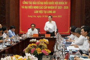 國會常務副主席陳清敏（中右）在會上發表指導意見。（圖源：越通社）