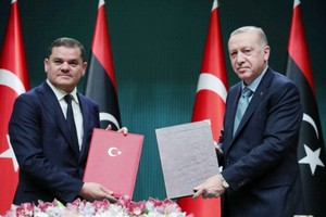 土耳其總統埃爾多安（右）在安卡拉與利比亞民族團結政府總理德貝巴舉行會晤之後表示，這項協議確保了兩國的國家利益和未來。 （圖源：路透社）