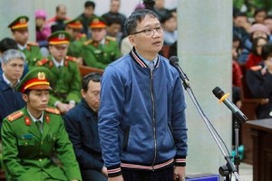 圖為去年出庭受審時的被告人鄭春清站在被告席上回答審判長問案。（圖源：廷長）