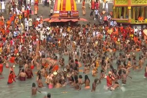 印度教信徒在恒河集體沐浴。（圖源：視頻截圖）