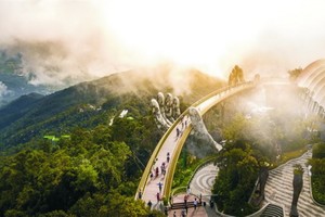 金橋在雲煙繚繞間若隱若現，彷彿走進蓬萊仙境中。