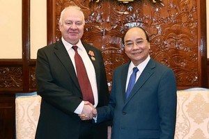 國家主席阮春福（右）接見俄羅斯駐越南特命全權大使康斯坦丁·弗努科夫。（圖源：統一）