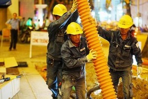 電工隊伍正對街道電網地下化工程施工中。（示意圖源：進明）