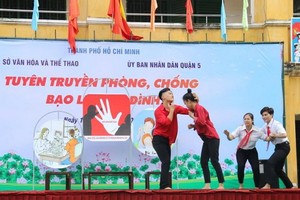 鴻龐中學學生演小品作防止家暴宣傳。