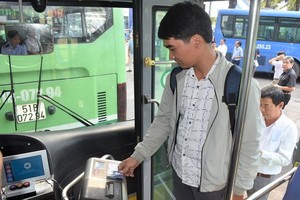 乘客上車刷卡。