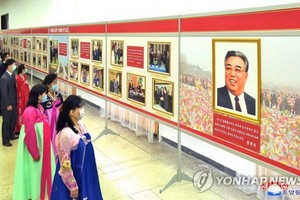 圖為紀念“金日成主席誕辰109週年”的照片展“時刻都與人民在一起”在平壤開幕。（圖源：韓聯社/朝中社）