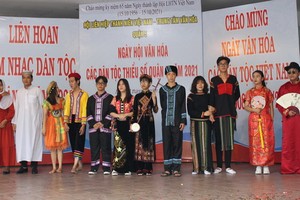 青年參加少數民族服裝表演。