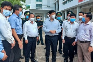 衛生部長阮清隆（前右三）與當地領導交換意見。（圖源：方宇）