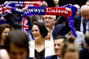 1月29日，歐洲議會批准“脫歐”協議。圖為投票結束後，在場議員高舉“永遠團結”旗幟。 （圖源：互聯網）