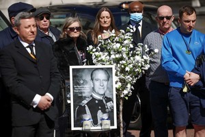 當地時間2021年4月17日，英國倫敦，菲利普親王葬禮舉行，英國民眾默哀一分鐘，悼念菲利普親王。（圖源：互聯網）