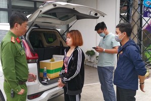 被職能力量當場查獲的歹徒阮氏泰蓉（左二）及毒品物證。（圖源：芳南）