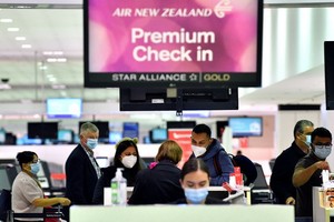 在悉尼國際機場，大批乘客等候辦理登機手續。（圖源：AFP）