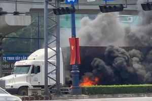 集裝箱車在河內公路自燃
