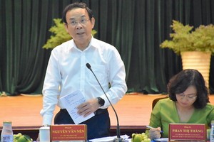 市委書記阮文年（左）在會上發表結論性意見。（圖源：喬峰）