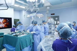 在進行器官移植手術中的越德醫院器官移植團隊。（圖源：院方提供）