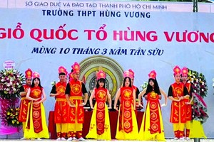 雄王高中學校學生表演節目。