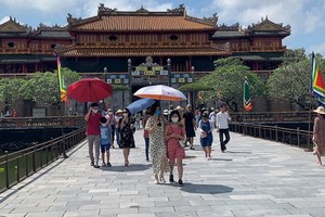 遊客參觀順化皇城。