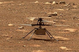 美國航天局19日宣佈，“機智”號無人直升機成功完成了在火星上的首次飛行，這是人造航空器首次在另一個行星上受控飛行。（圖源：NASA）
