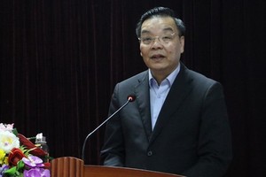 河內市人委會主席朱玉英在會議上發表講話。（圖源：月映）