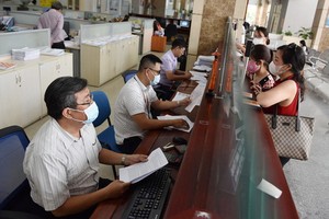 民眾在稅務局辦理稅務手續。