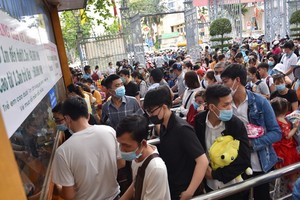 大量遊客排隊等待購買門票。（圖源：TTO）