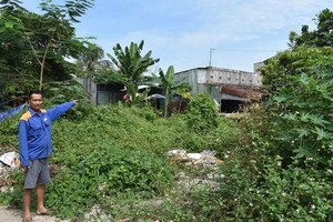 黃文昇指著一棟因受規劃影響已經殘舊但不可修葺的住房。